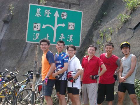 汐平公路路口合照