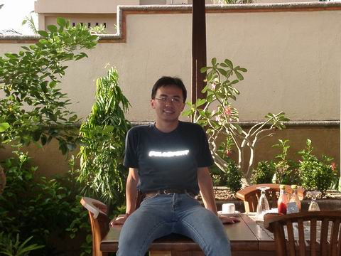 晨飛坐在嶽鄐W
