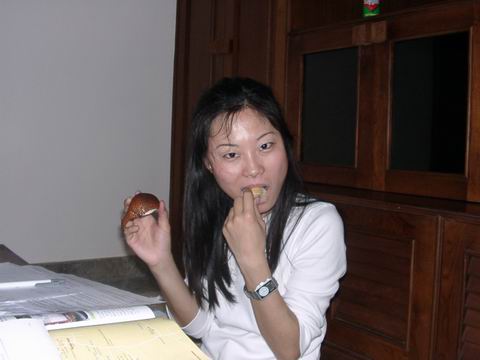 Brandy吃蛇皮果