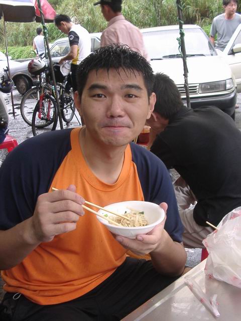 元佑吃麵圖