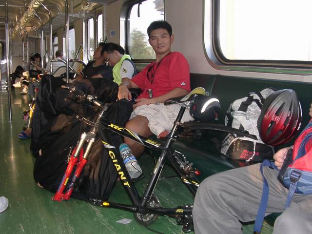 佔了一整排的座位