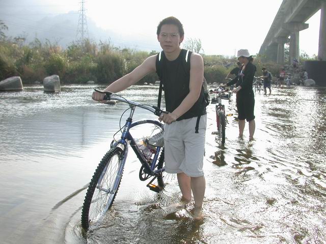 終於抵達對岸了！