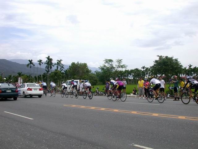 競賽組選手通過