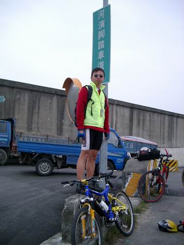 晨飛於社子島河濱腳踏車道入口