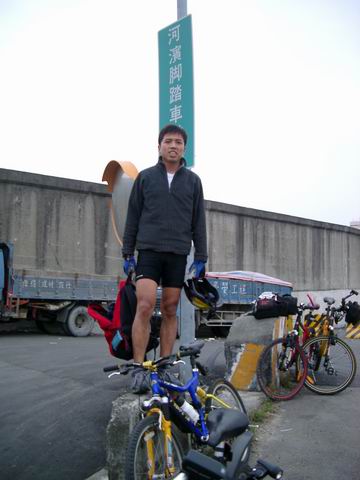 賀民於社子島河濱腳踏車道入口